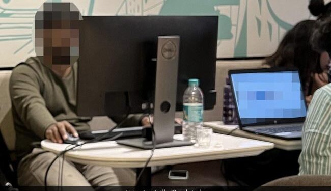 Bengaluru Floods: A Man Troubled By Floods In Bangalore Brought The Desktop To A Coffee Shop And Started Working In The Office