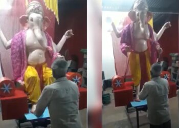 Ganesh Chaturthi 2022: Ganesh Chaturthi Amazing Video Of Ganpati Bappa Idol | Unique Ganesh Idol Stands Up & Gives Blessings When Someone Touches His Feet