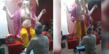 Ganesh Chaturthi 2022: Ganesh Chaturthi Amazing Video Of Ganpati Bappa Idol | Unique Ganesh Idol Stands Up & Gives Blessings When Someone Touches His Feet