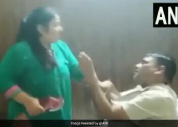 पत्नी ने पति को होटल में महिला संग पकड़ा, देखते ही चप्पल से की पिटाई, माफी मांगता रहा पति