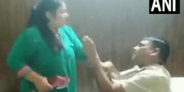 पत्नी ने पति को होटल में महिला संग पकड़ा, देखते ही चप्पल से की पिटाई, माफी मांगता रहा पति