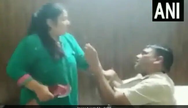 पत्नी ने पति को होटल में महिला संग पकड़ा, देखते ही चप्पल से की पिटाई, माफी मांगता रहा पति