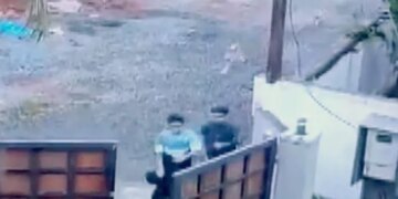 Dogs Ran To Bite, Two Children Saved Their Lives By Running With Great Difficulty, Video Will Disturb
