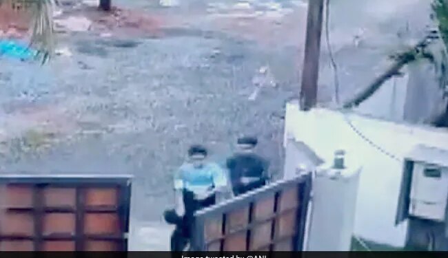 Dogs Ran To Bite, Two Children Saved Their Lives By Running With Great Difficulty, Video Will Disturb
