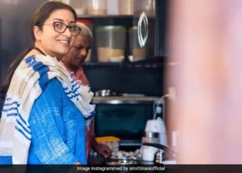स्मृति ईरानी ने अपने किचन से शेयर की तस्वीर, लोगों से पूछा, "क्या बन रहा है?"