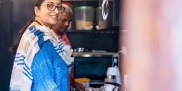 स्मृति ईरानी ने अपने किचन से शेयर की तस्वीर, लोगों से पूछा, "क्या बन रहा है?"