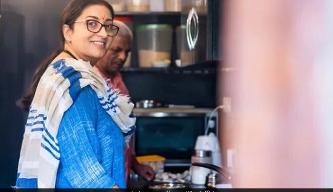 स्मृति ईरानी ने अपने किचन से शेयर की तस्वीर, लोगों से पूछा, "क्या बन रहा है?"