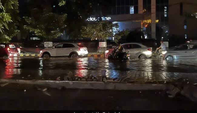 Gurugram Is Flooded Heavy Rains Waterlogged On Roads Memes Goes Viral On Twitter With Pictures And Videos – गुरुग्राम में भारी बारिश से जलभराव, सोशल मीडिया पर Memes की बरसात, लोग बोले