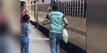 Dunzo Agent Running Behind Train To Deliver Package To Passenger Wins Internet See Video Viral