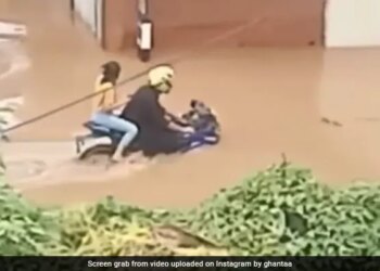 Boy Drive Bike On Flooded Road With Girlfriend People Said This Is Called The Power Of True Love See Viral Video – गर्लफ्रेंड को बैठाकर बाढ़ से भरी सड़क पर दौड़ाई बाइक, लोग बोले