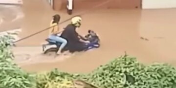 Boy Drive Bike On Flooded Road With Girlfriend People Said This Is Called The Power Of True Love See Viral Video – गर्लफ्रेंड को बैठाकर बाढ़ से भरी सड़क पर दौड़ाई बाइक, लोग बोले