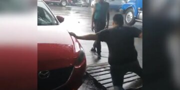 Boss Fell Down In Water In Front Of Employee Funny Video Goes Viral