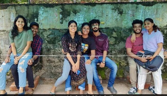 युवक-युवतियों के एक-दूसरे की गोद में बैठकर प्रदर्शन करने के बाद बस स्टैंड का कायाकल्प