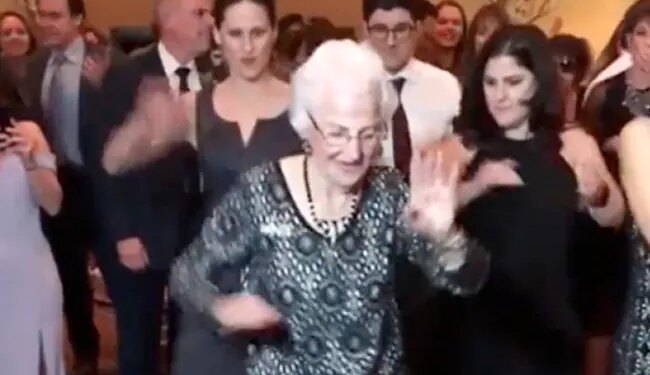 98 Year Old Grandmother Did Such A Dance That All The Girls Became Speechless, 16 Lakh People Watched The Video
