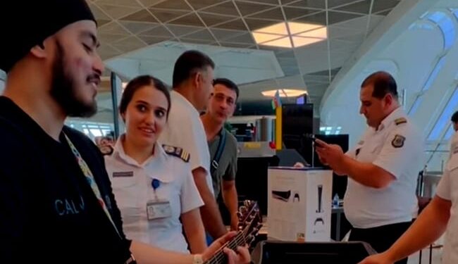 विदेशी एयरपोर्ट पर भारतीय शख्स ने गाया आशिकी 2 का  'तुम ही हो' गाना, झूम उठे अधिकारी