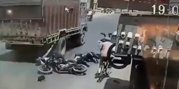 Police Officer Tweets Accident Video With Message To Careless Drivers See Shocking Video