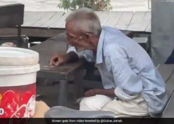 Elderly Man Counts His Daily Earnings Internet Gets Emotional To See This Heartbreaking Video