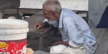 Elderly Man Counts His Daily Earnings Internet Gets Emotional To See This Heartbreaking Video
