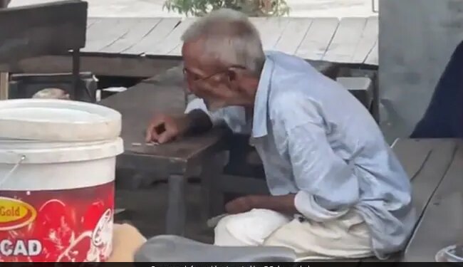Elderly Man Counts His Daily Earnings Internet Gets Emotional To See This Heartbreaking Video