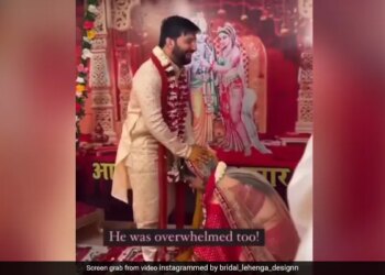 Bride Touched Feet Then Groom Sat Down On The Stage And Did Something Like This Internet Loves It See Viral Video