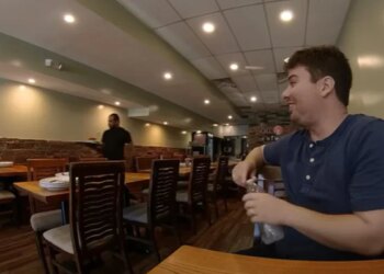 American YouTuber Video: American YouTuber Speaks Telugu At Indian Restaurants In US Netizens Are Impressed | US Man Orders Food In Fluent Telugu At Indian Restaurant