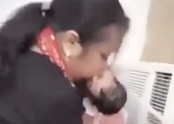 The Baby Girl Was Not Breathing As Soon As She Was Born, The Doctor Became A God And Saved Her Life By Breathing Through Her Mouth.