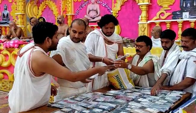 'MP अजब है, सबसे गजब है' रायसेन में 24 घंटे का 'ई-उपवास', मोबाइल फोन को नहीं लगाएंगे हाथ!