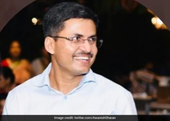 IAS Officer Awanish Sharan Shared His First Salary Tweet Goes Viral See Internet Funny Reactions – IAS अधिकारी ने बताई अपनी पहली सैलरी, लोगों से पूछा- आपकी…? यूजर ने कहा
