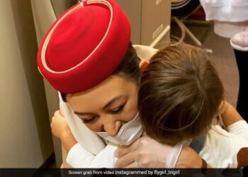 Emirates Air Hostess Welcomes Her Little Son Onboard Internet Says So Sweet Watch Adorable Video – एयर होस्टेस ने फ्लाइट में किया अपने बच्चे का स्वागत, प्यार से लगा लिया गले, लोग बोले