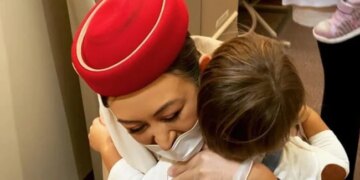 Emirates Air Hostess Welcomes Her Little Son Onboard Internet Says So Sweet Watch Adorable Video – एयर होस्टेस ने फ्लाइट में किया अपने बच्चे का स्वागत, प्यार से लगा लिया गले, लोग बोले