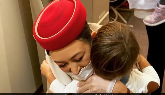 Emirates Air Hostess Welcomes Her Little Son Onboard Internet Says So Sweet Watch Adorable Video – एयर होस्टेस ने फ्लाइट में किया अपने बच्चे का स्वागत, प्यार से लगा लिया गले, लोग बोले