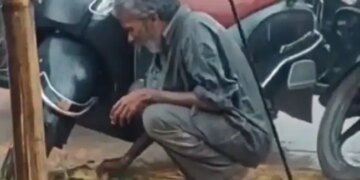 Man Eating Food Sitting On The Roadside Amid Heavy Rains Heartbreaking Video Goes Viral