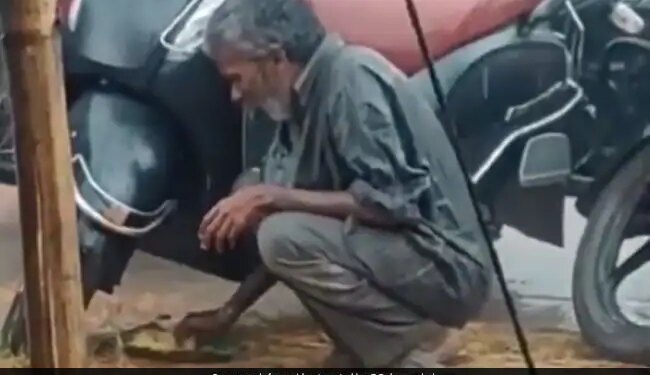 Man Eating Food Sitting On The Roadside Amid Heavy Rains Heartbreaking Video Goes Viral