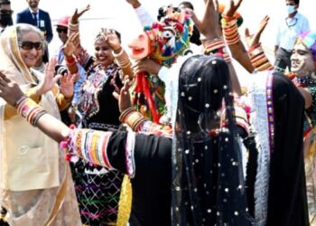 Sheikh Hasina Dance: Bangladesh PM Sheikh Hasina Dances With Rajasthani Folk Artists At Jaipur Airport | Sheikh Hasina Dance Sheikh Hasina Dances On Rajasthani Folk With Artists
