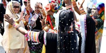 Sheikh Hasina Dance: Bangladesh PM Sheikh Hasina Dances With Rajasthani Folk Artists At Jaipur Airport | Sheikh Hasina Dance Sheikh Hasina Dances On Rajasthani Folk With Artists