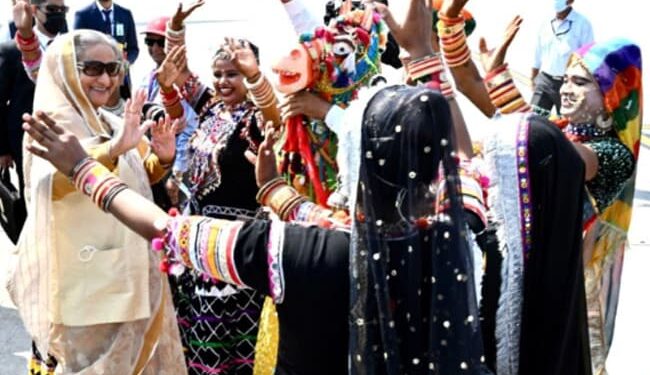 Sheikh Hasina Dance: Bangladesh PM Sheikh Hasina Dances With Rajasthani Folk Artists At Jaipur Airport | Sheikh Hasina Dance Sheikh Hasina Dances On Rajasthani Folk With Artists