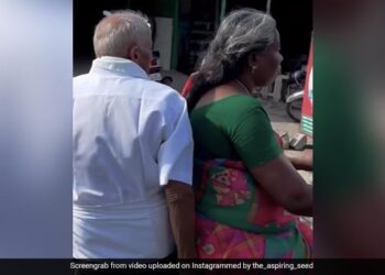 Elderly Woman Rides Motorcycle With Husband At The Backseat In Viral Video Internet Loves It – बुजुर्ग महिला ने पति को पीछे बैठाकर दौड़ाई बाइक, लोग बोले