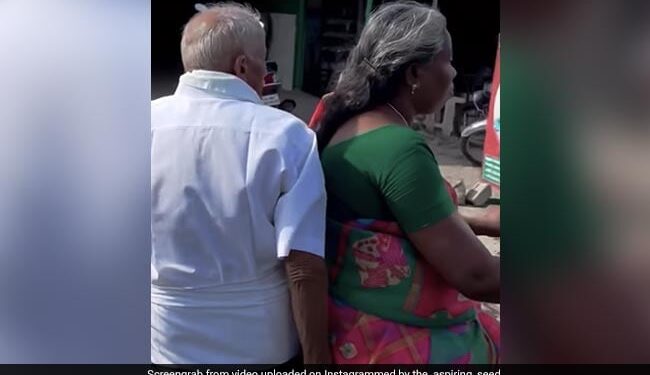Elderly Woman Rides Motorcycle With Husband At The Backseat In Viral Video Internet Loves It – बुजुर्ग महिला ने पति को पीछे बैठाकर दौड़ाई बाइक, लोग बोले