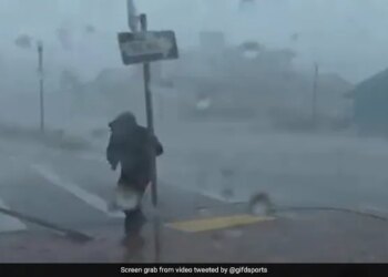 Journalist Nearly Blown Away While Reporting On Hurricane Ian Watch Shocking Viral Video