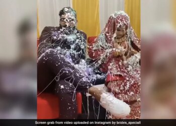 Groom Friends Did Such A Dirty Act With Bride Groom Spoiled All The Clothes On Stage Then This Happened Watch Viral Video