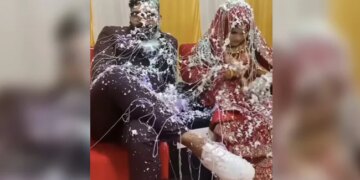 Groom Friends Did Such A Dirty Act With Bride Groom Spoiled All The Clothes On Stage Then This Happened Watch Viral Video