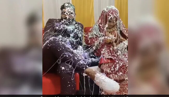 Groom Friends Did Such A Dirty Act With Bride Groom Spoiled All The Clothes On Stage Then This Happened Watch Viral Video