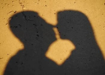 घर पर अकेला देखकर डिलिवरी बॉय ने युवती को किया किस, गिरफ्तार