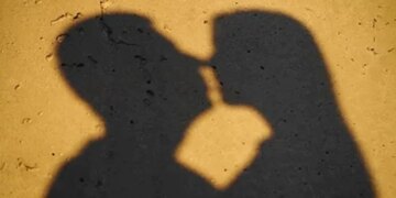 घर पर अकेला देखकर डिलिवरी बॉय ने युवती को किया किस, गिरफ्तार