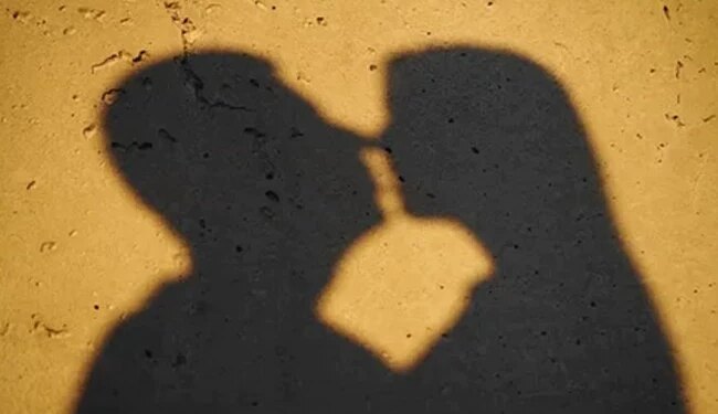 घर पर अकेला देखकर डिलिवरी बॉय ने युवती को किया किस, गिरफ्तार