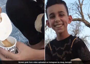 Little Boy Selling Coffee With A Smile On His Face In Iraq Internet Gets Emotional See Viral Video – चेहरे पर मुस्कुराहट लिए कॉफी बेचता है ये छोटा बच्चा, Video देख इमोशनल हो गए लोग, बोले