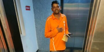 Swiggy Delivery Agent Was Seen Delivering Food Empty Feet, You Will Get Emotional After Reading The Story