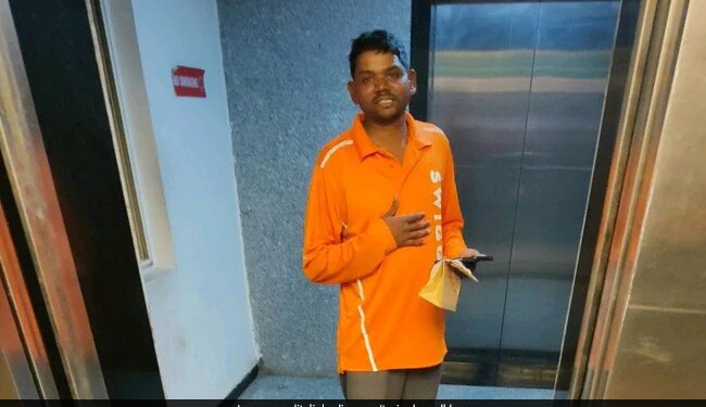Swiggy Delivery Agent Was Seen Delivering Food Empty Feet, You Will Get Emotional After Reading The Story