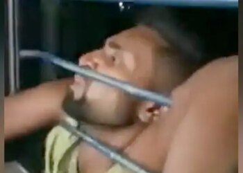 Passengers Caught Mobile Thief From Moving Train, Then Hung Outside The Window, Watch Video
