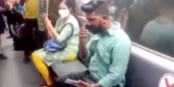Man Did Weird Act To Take A Seat In Metro Internet Got Upset See Funny Viral Video